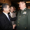 Bộ trưởng Quốc phòng Nhật Toshimi Kitazawa (trái) gặp người đồng cấp Trung Quốc, Lương Quang Liệt ở Hà Nội bên lề ADMM+. (Nguồn: Reuters)