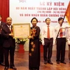 Phó Chủ tịch nước Nguyễn Thị Doan trao Huân chương Sao Vàng cho Hội Nông dân Việt Nam. (Ảnh: Thế Duyệt/TTXVN)