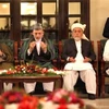Tổng thống Hamid Karzai ngồi bên cạnh các thành viên Hội đồng Hòa bình Afghanistan. (Nguồn: AP)