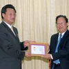 Chủ tịch Liên hiệp các tổ chức hữu nghị Việt Nam trao tặng kỷ niệm chương vì hòa bình cho Đại sứ Triều Tiên. (Ảnh: Doãn Tấn/TTXVN)