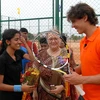 Nadal với các em học sinh Ấn Độ trong buổi lễ ra mắt trường đào tạo tennis tại Andhra Pradesh. (Nguồn: Rafaelnadal.com)
