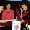 Bộ trưởng xã hội hai nước Việt Nam-Hàn Quốc trao đổi bản ghi nhớ hợp tác giữa hai nước về bình đẳng giới. (Ảnh: Hữu Việt/TTXVN)
