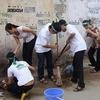 Các tình nguyện viên Câu lạc bộ Go Green ra quân quét dọn, làm sạch đường phố ở Hà Nội trong ngày phát động chiến dịch. (Nguồn: Gogreen.com.vn)