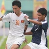Pha tranh bóng giữa Nguyễn Minh Tuyên (30, U19 Việt Nam) và Mansor (4, Malaysia). (Ảnh: Quang Nhựt/TTXVN)