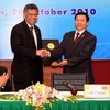 Bộ trưởng Bộ Công Thương Việt Nam Vũ Huy Hoàng trao nghị định thư cho Tổng Thư ký ASEAN Surin Pitsuwan. (Ảnh: Trọng Đức/TTXVN)
