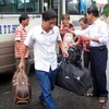 Hành khách đi tàu hỏa được tỉnh Phú Yên tăng bo bằng xe khách vào ga Đại Lãnh. (Ảnh chỉ mang tính chất minh họa; Quốc Việt/TTXVN)