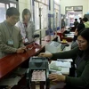 Người dân nộp thuế tại điểm thu thuế ở Hà Nội. (Ảnh: Phạm Hậu/TTXVN)