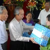 Chủ tich Ủy ban Trung ương Mặt trận Tổ quốc Việt Nam, Huỳnh Đảm thăm hỏi tặng quà cho bà con vùng lũ. (Ảnh: Đức Ánh/TTXVN)