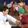 Bác sỹ của International SOS Việt Nam khám bệnh miễn phí cho người dân vùng lũ. (Nguồn: International SOS Việt Nam)