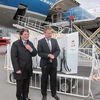 Quốc vụ khanh Saebisch trao lô máy lọc nước cho Tổng Lãnh sự Nguyễn Hữu Tráng dưới cánh máy bay Vietnam Airlines, tại sân bay Frankfurt (Ảnh:Văn Long/Vietnam+)