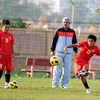 Thầy trò đội tuyển Việt Nam quyết tâm duy trì mạch thắng ở AFF Cup trước Philippines để rộng đường vào bán kết. (Ảnh: Quốc Khánh/TTXVN)