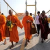 Các nhà sư Campuchia làm lễ trên cầu Koh Pich. (Nguồn: Getty Images)
