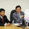 Đại diện ủy ban phân giới cắm mốc biên giới Việt Nam-Campuchia công bố công ty sản xuất bản đồ biên giới hai nước. (Ảnh: Hữu Hùng/TTXVN)