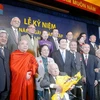 Ông Trương Tấn Sang, Thường trực Ban Bí thư cùng các vị lãnh đạo khác chụp ảnh với các cán bộ mặt trận qua các thời kỳ tại lễ kỷ niệm. (Ảnh: Thế Anh/TTXVN)