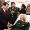 Chủ tịch nước Nguyễn Minh Triết và Đảng ủy quân sự Trung ương chúc mừng Đại tướng Võ Nguyên Giáp nhận Huy hiệu 70 năm tuổi Đảng. (Ảnh: Nguyễn Khang/TTXVN)