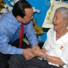 Bí thư Thành ủy thành phố Hồ Chí Minh, Lê Thanh Hải thăm Giáo sư Trần Văn Giàu tháng 11/2009. (Ảnh: Phương Vy/TTXVN)