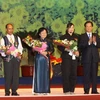 Thủ tướng Nguyễn Tấn Dũng tặng hoa cho các gương điển hình tại buổi giao lưu. (Ảnh: Thái Bình/TTXVN)