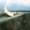 Máy bay Mỹ rải chất độc dioxin trong chiến tranh Việt Nam. (Nguồn: Internet)