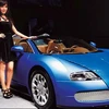 Một người mẫu đứng bên cạnh mẫu xe hạng sang Bugatti Veyron 16.4 ở triển làm ôtô Bắc Kinh. (Nguồn: Internet)