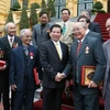 Chủ tịch nước Nguyễn Minh Triết tiếp đoàn cựu chuyên gia Trung ương Đoàn làm nhiệm vụ quốc tế ở Campuchia. (Ảnh: Nguyễn Khang/TTXVN)