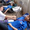 Thanh niên hiến máu tình nguyện. (Ảnh: Trịnh Duy Hưng/TTXVN)