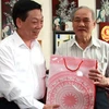Chủ tịch UBND thành phố Hà Nội, Nguyễn Thế Thảo tặng quà cho đối tượng chính sách. (Ảnh minh họa; nguồn Internet)