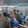 Công nhân Lilama 10 lắp đặt thiết bị trên mặt đập Thủy điện Sơn La. (Ảnh: Ngọc Hà/TTXVN)