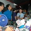 Hội chợ vui bán hàng khuyến mại cho công nhân do Trung tâm Hỗ trợ thanh niên khởi nghiệp TP Hồ Chí Minh tổ chức. (Ảnh: Kim Phương/TTXVN)