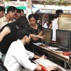 Thanh tra Sở Thông tin và Truyền thông Hà Nội tiến hành kiểm tra các đại lý Internet. (Ảnh: Minh Tú/TTXVN)