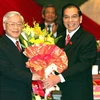 Tổng Bí thư khóa X, Nông Đức Mạnh chúc mừng ông Nguyễn Phú Trọng nhậm chức Tổng Bí thư khóa XI. (Nguồn: TTXVN)