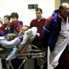 Chuyển người bị thương trong vụ đánh bom ra khỏi sân bay Domodedovo. (Nguồn: Reuters)