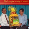 Phó Thủ tướng Trương Vĩnh Trọng (trái ) trao quà Tết cho Bí thư Tỉnh ủy Bến Tre, Nguyễn Thành Phong. (Ảnh: Văn Trí/TTXVN)