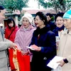 Nhân dân huyện Hưng Nguyên nhận quà Tết. (Ảnh: Lan Xuân/TTXVN)