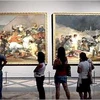 Khách tham quan các bức họa phẩm kiệt tác được trưng bày tại bảo tàng Prado, Tây Ban Nha. (Nguồn: Internet)