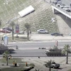 Xe tăng quân đội Bahrain trên đường phố Manama. (Nguồn: Reuters)