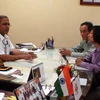 Cán bộ Đại sứ quán Việt Nam tại Ấn Độ làm việc với lãnh đạo cảng Chennai về việc hỗ trợ thủy thủ tàu MV Biển Nam. (Nguồn: Phân xã New Delhi)