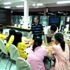 Cán bộ Đại sứ quán Việt Nam tại Thái Lan thăm và động viên các cô gái mang thai hộ ở Trung tâm Kredtrakarn, tỉnh Nonthaburi ngày 26/2. (Ảnh: Ngọc Tiến/Vietnam+)