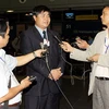 Thứ trưởng Bộ Ngoại giao Đoàn Xuân Hưng (ở giữa) trả lời phỏng vấn báo chí trước khi lên máy bay đi Cairo. (Ảnh: Hữu Việt/TTXVN) 