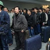 Người lao động Việt Nam chờ làm thủ tục xuất cảnh tại sân bay Zarzis ở Djerba. (Ảnh: Nhan Sáng/TTXVN)
