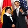Tổng thống Mỹ, Obama và người đồng cấp Kyrgyzstan, bà Roza Otunbayeva trong một cuộc gặp hồi tháng 12/2010. (Nguồn: Reuters)