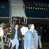Người lao động về đến sân bay Nội Bài an toàn. (Ảnh: Hữu Việt/TTXVN)