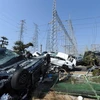 Ôtô bị sóng thần đánh lật dồn vào một nhà máy điện ở Sendai, tỉnh Miyagi. (Nguồn: Getty Images)