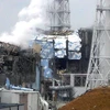 Khói trắng bốc lên từ lò phản ứng số 3 (trái) và lò phản ứng số 4 của nhà máy điện Fukushima số 1 ngày 16/3. (Nguồn: AFP/TTXVN)