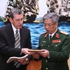 Phó Trợ lý Bộ trưởng Quốc phòng Mỹ Robert Newberry trao hiện vật của cựu quân nhân Việt Nam cho Bộ Quốc phòng Việt Nam. (Nguồn: cpv.org.vn)