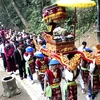Đoàn hành lễ và các vị đại biểu trên đường lên đền Thượng dâng hương các vua Hùng. (Ảnh: Việt Đức/Vietnam+)