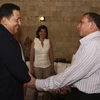 Tổng thống Honduras, Porfirio Lobo (trái) gặp người đồng cấp Venezuela, Hugo Chavez ngày 9/4. (Nguồn: Reuters)