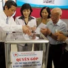 Các tổ chức, cá nhân tại Thành phố Hồ Chí Minh quyên góp "san sẻ nỗi đau" với nhân dân Nhật Bản. (Ảnh: Thế Anh/TTXVN) 