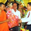 Đại diện chính quyền địa phương tặng quà sư sãi Khmer nhân dịp Tết Tết Chol Chnam Thmay. (Ảnh: Duy Khương/TTXVN)