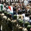 Lực lượng an ninh Yemen lập hàng rào ngăn cản người biểu tình. (Nguồn: Reuters)