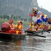 Đoàn hành lễ dòng sông Sào Khê huyền thoại. (Ảnh: Văn Đạt/Vietnam+) 